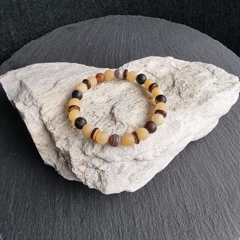 Bracciale in calcite con perle di sardonica e cocco opaco