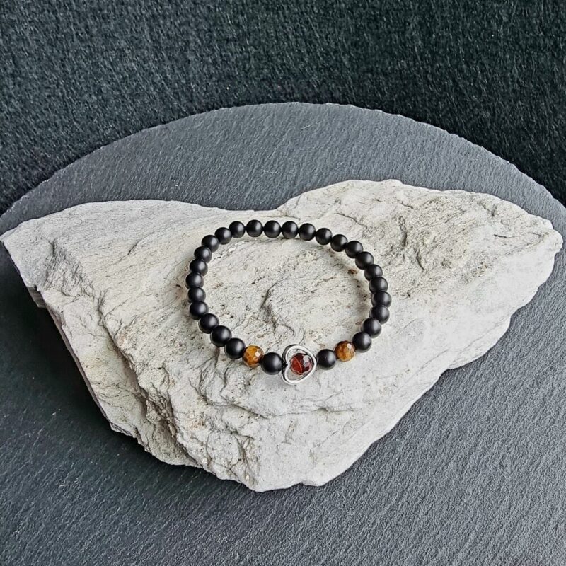 Armband aus mattem Onyx mit Ochsenauge-Tiger Facettenschliff Brillant und Herz 925 Silber