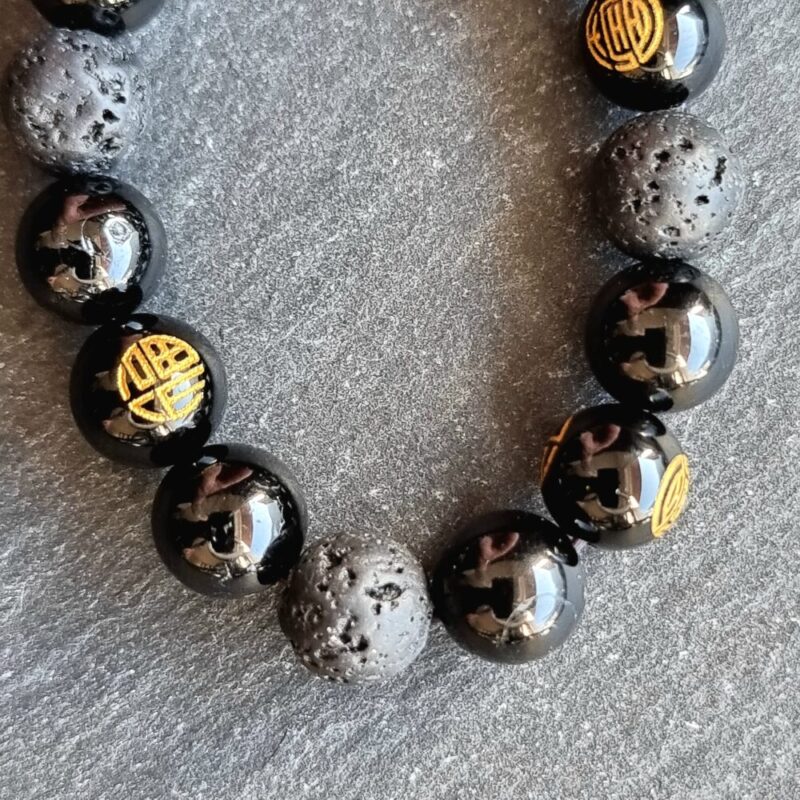 Armband aus glänzendem schwarzem Turmalin mit mattem Lavastein und glänzendem Symbol Onyx