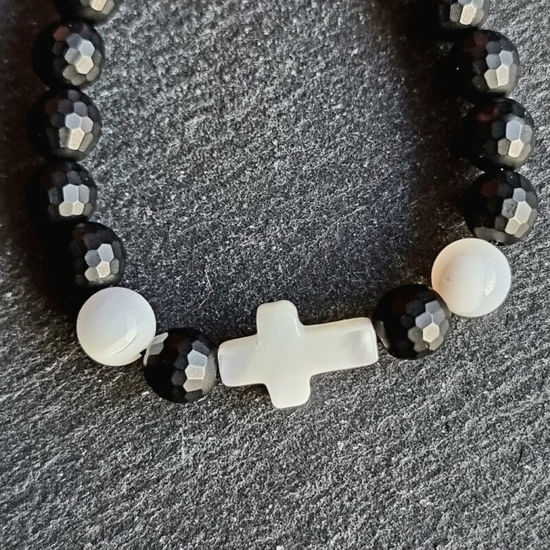 Armband aus matt facettiertem Onyx mit Kreuz aus glänzendem Perlmutt