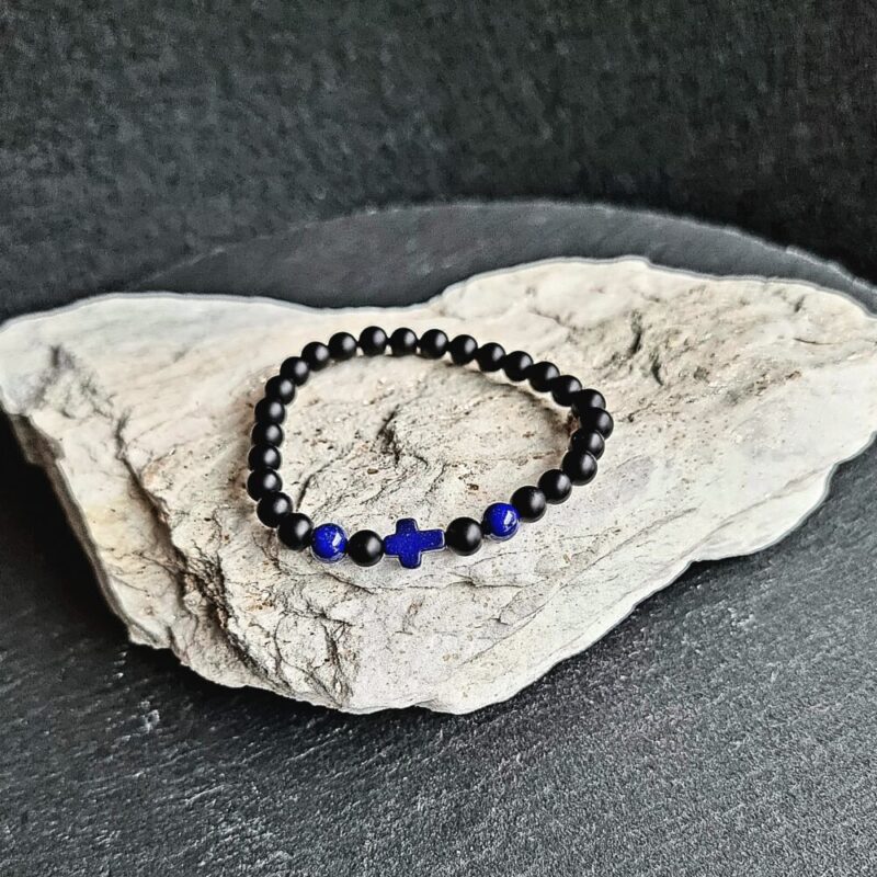 Armband aus mattem Onyx mit Kreuz aus glänzendem Lapis-Lazuli