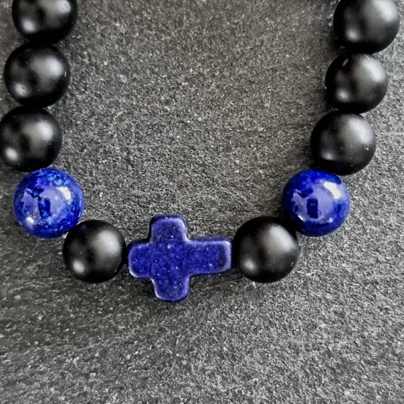 Armband aus mattem Onyx mit Kreuz aus glänzendem Lapis-Lazuli