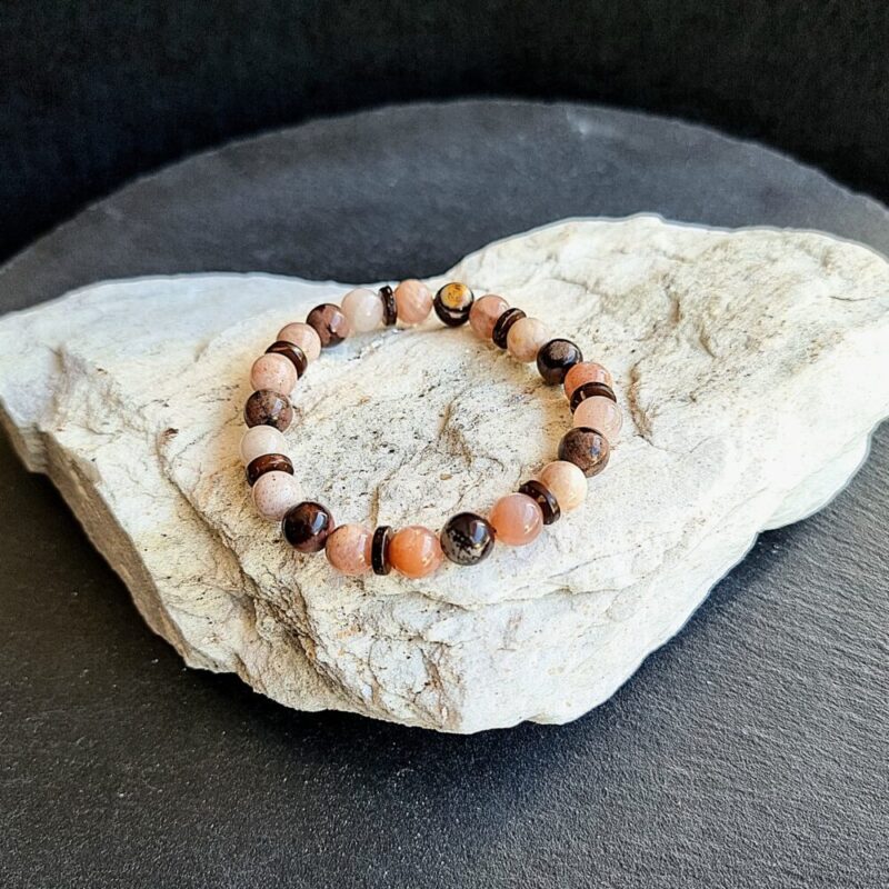 Glänzendes Mondsteinarmband mit glänzendem afrikanischem Herbstjaspis und mattem Kokosnussholz